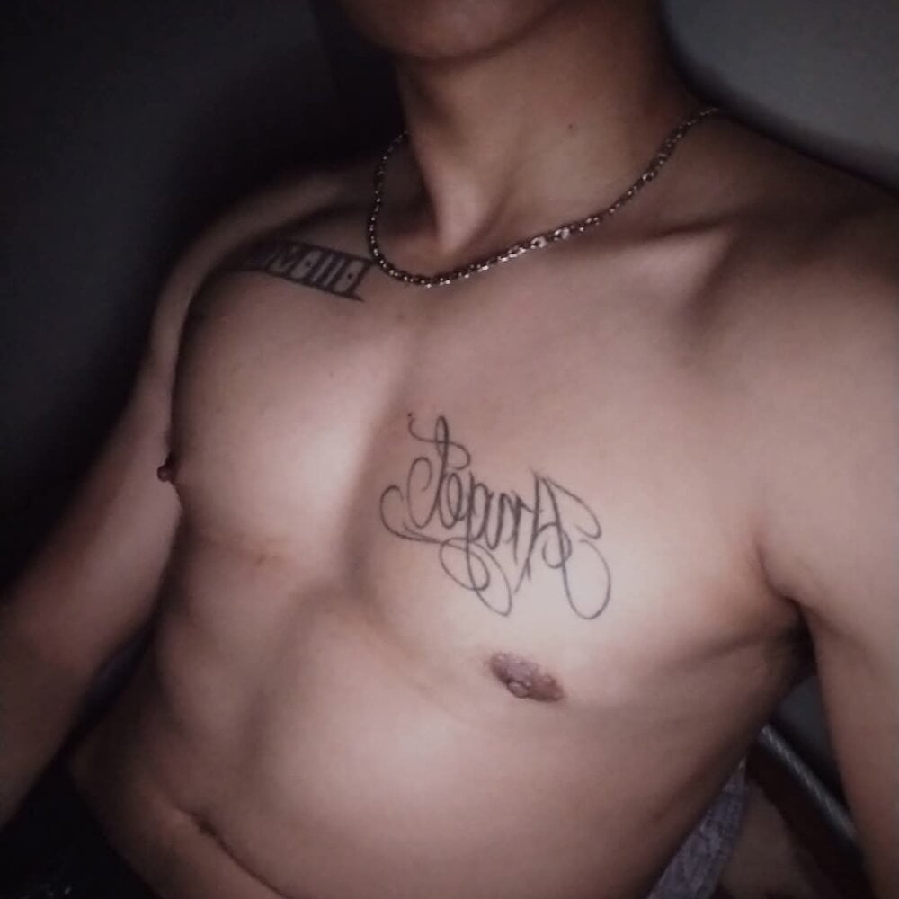 AngelCruzOficial's Offline XXX Chat