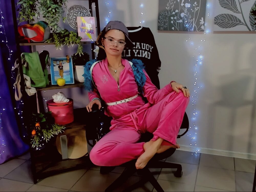 xxx-topcamgirls.com saragolben livesex profile in hairy cams