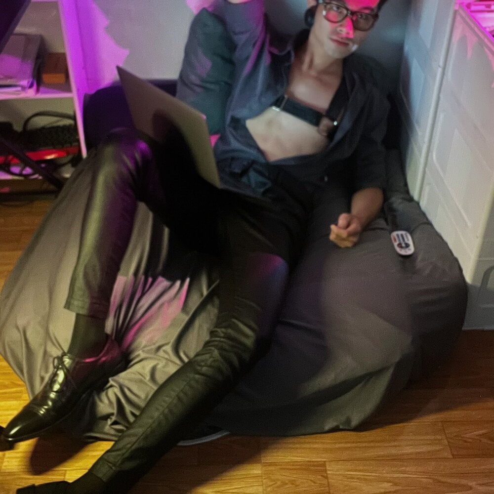 wuza-h from stripchat