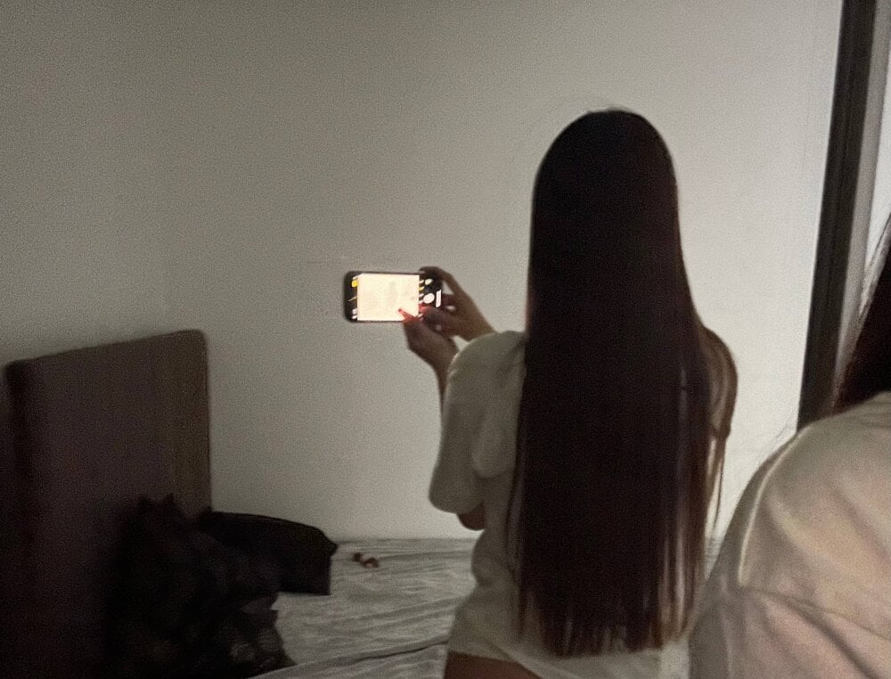 6livesex.com heiley_love livesex profile in somewhere-on-the-campus cams