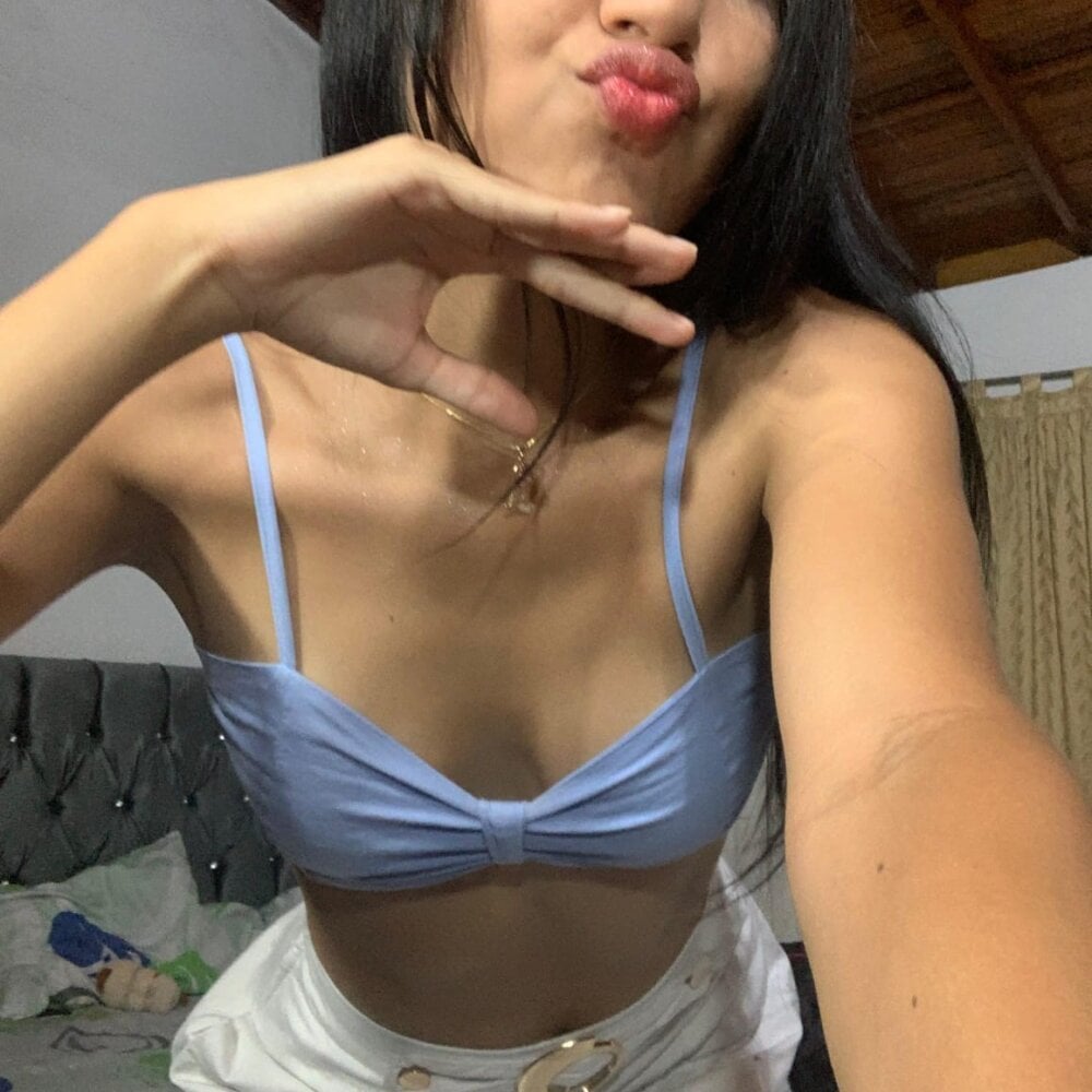 stripchat yuliany_cuteee webcam profile pic via badgirlwebcam.com