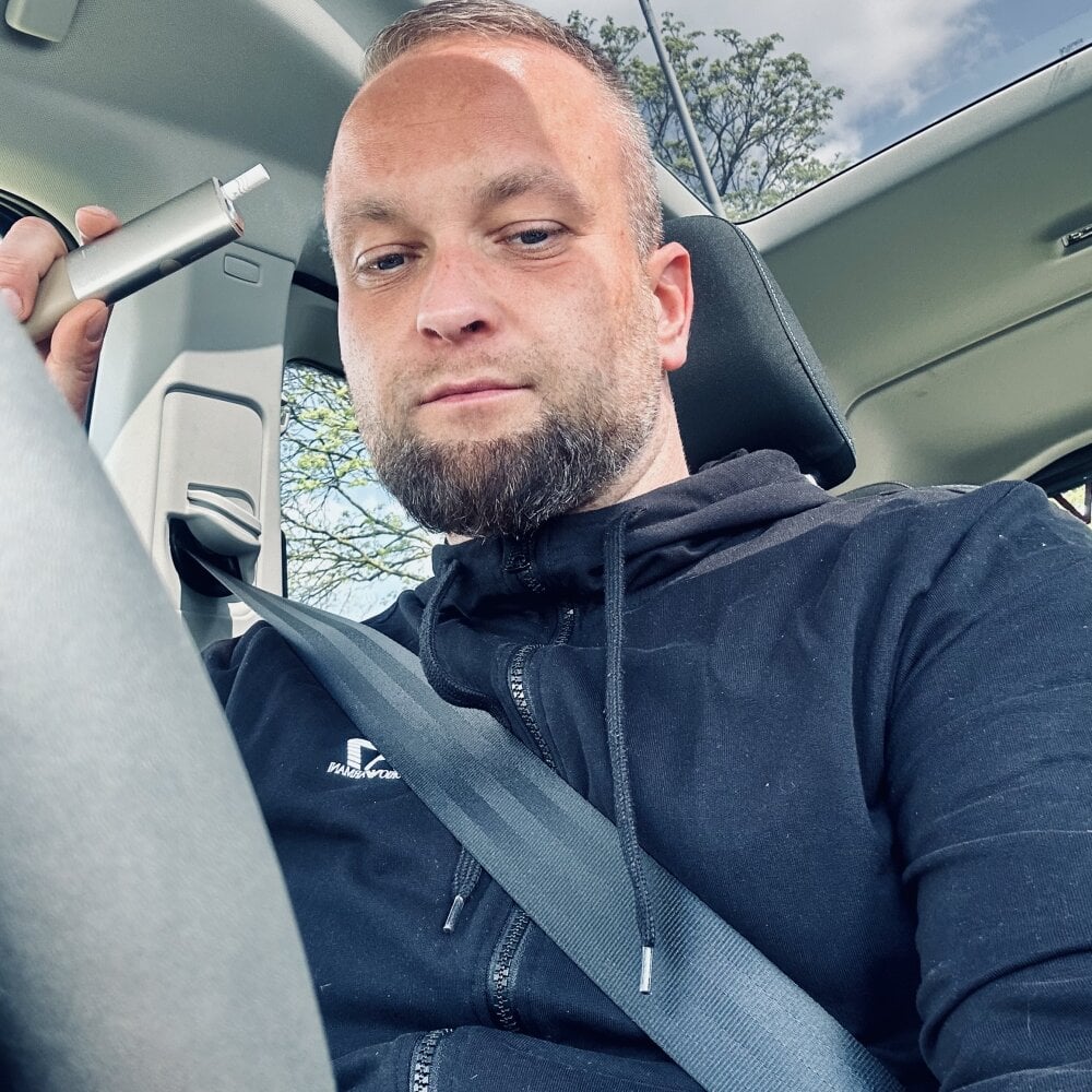 Slave4You0 Offline XXX Chat