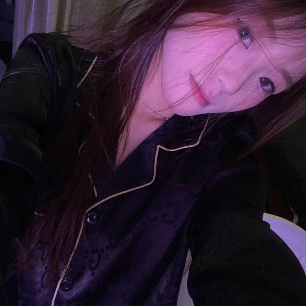 Robin-o3 live cam model at StripChat