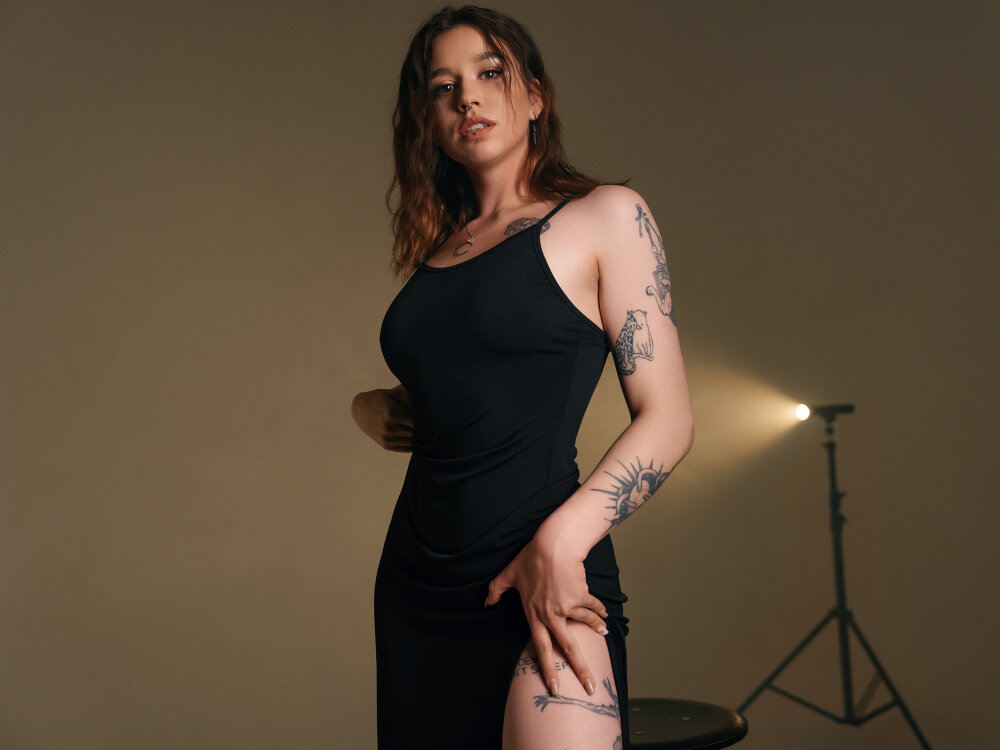 Live sex webcam photo for EmiliaBrown #286332971