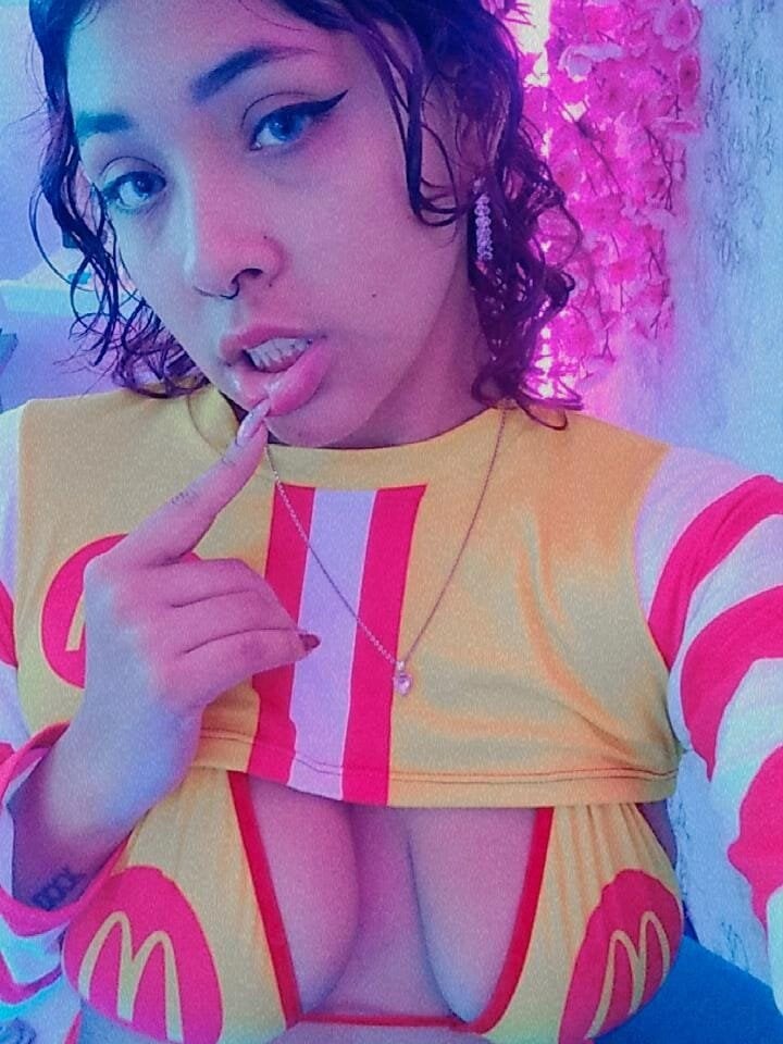 Olivejoness live cam model at StripChat