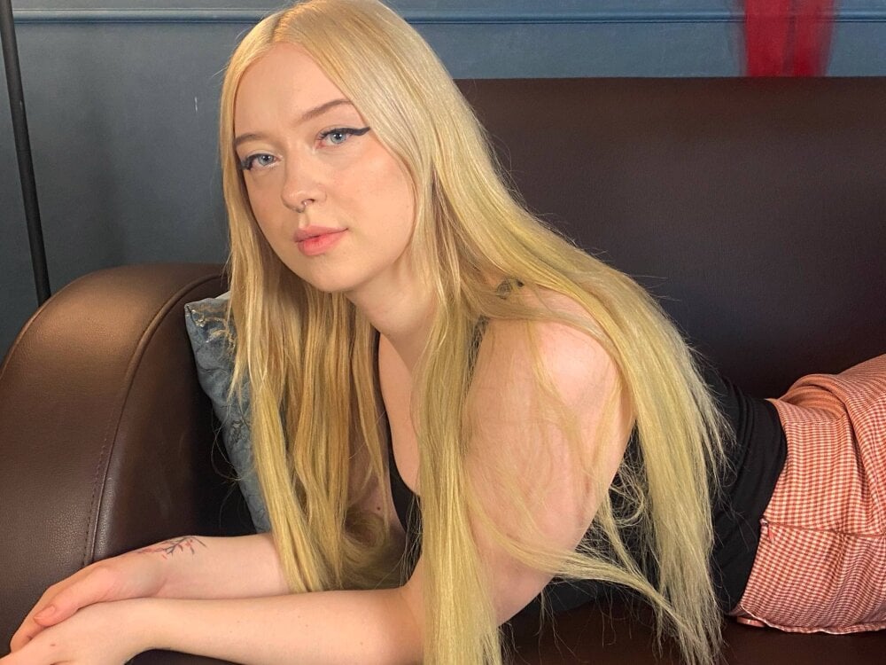 ChanelCarters' Offline XXX Chat