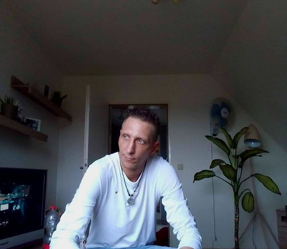 tommy0203 from stripchat