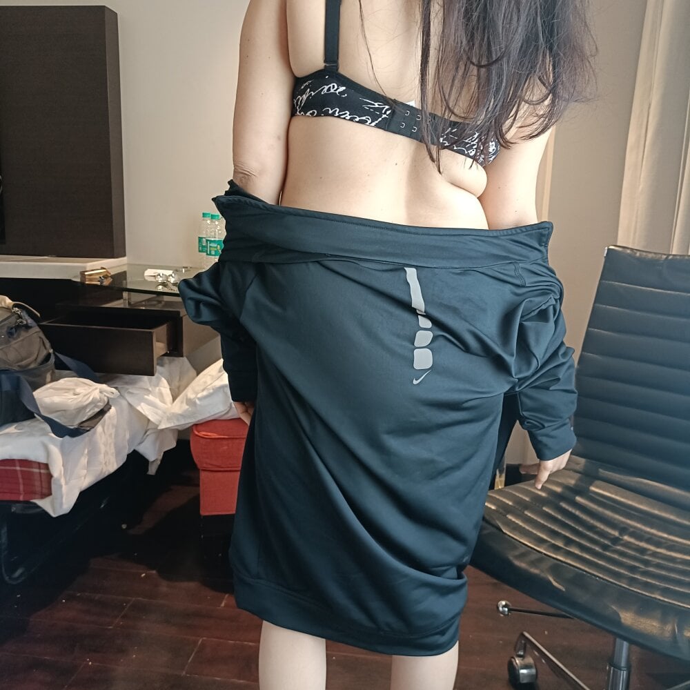Watch Swatibhabhiji live on cam on StripChat
