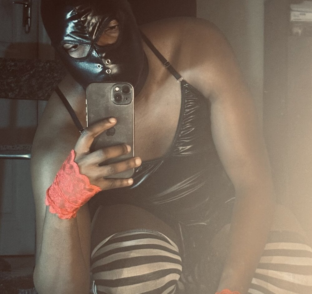 caramelflames101 離線 XXX 聊天