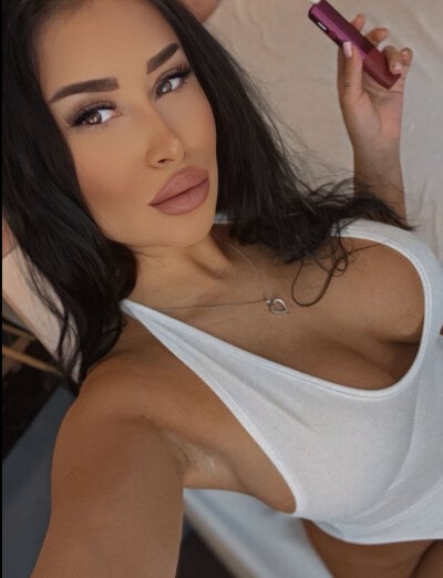 EmyLaveau on StripChat