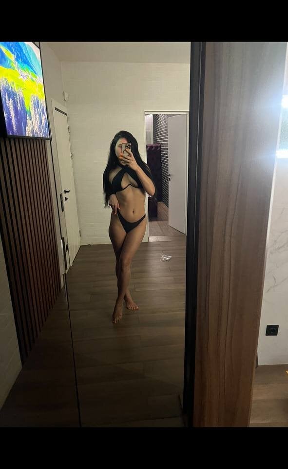 AlexaGreyyy live cam model at StripChat