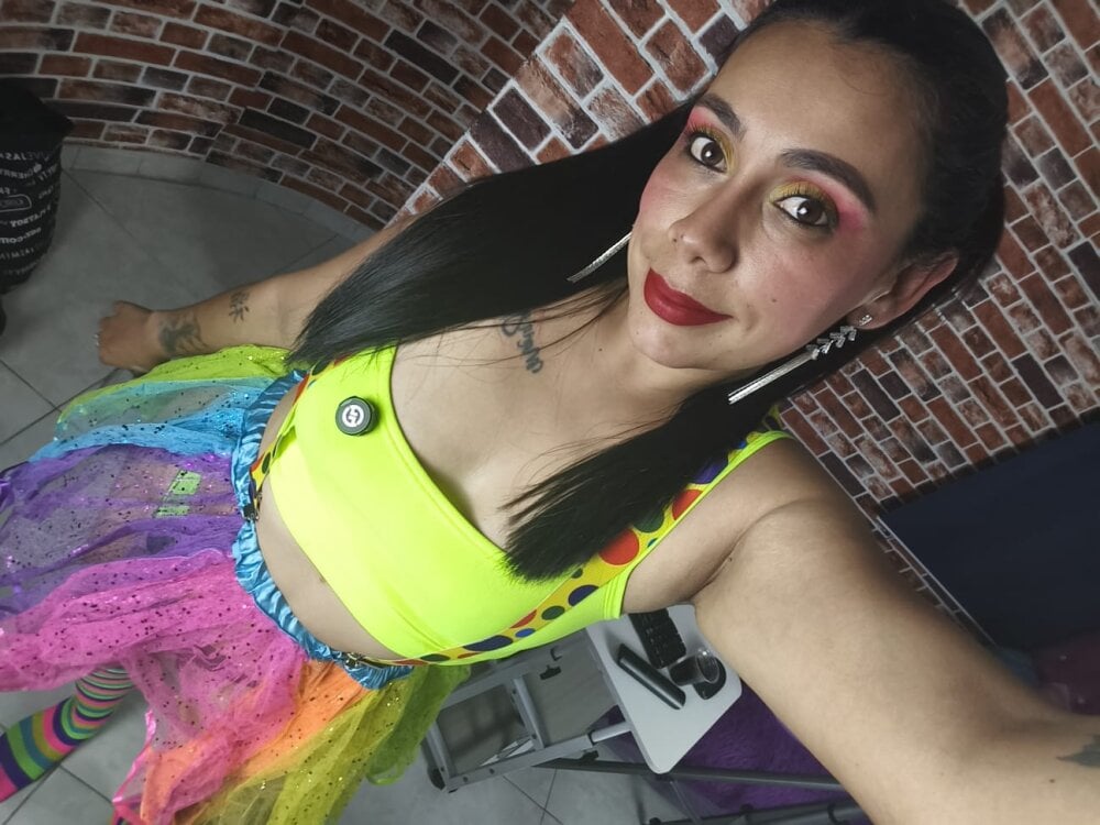 Nyraa_Rose_ offline XXX-chat