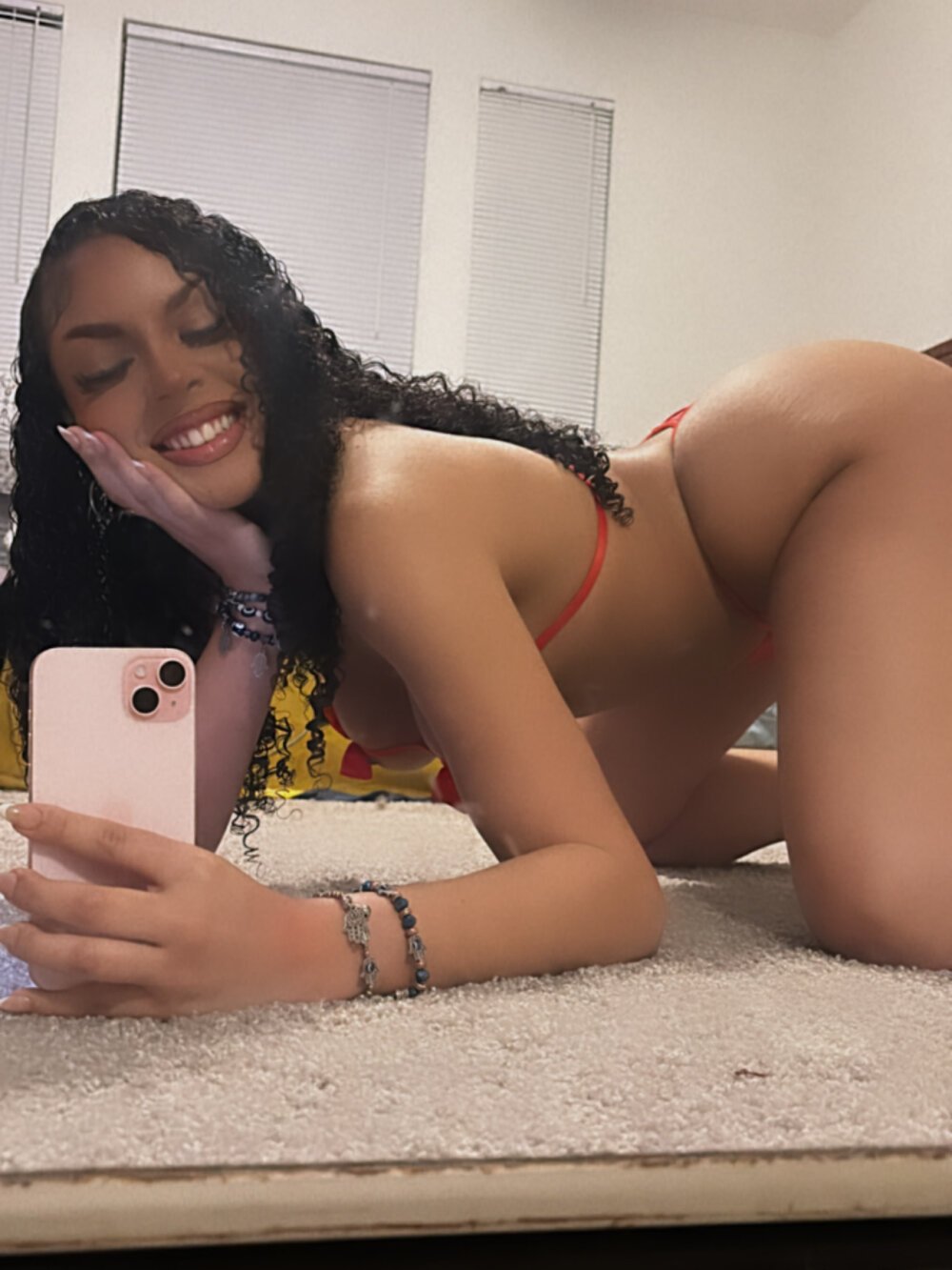 Watch  yellalovee live on cam at StripChat