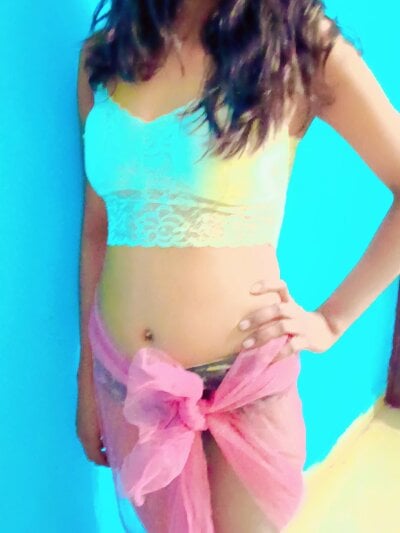 Roya-09 Female Smoke Free Webcam XXX