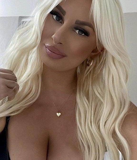 luxuriablond from stripchat
