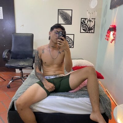 Derekfly Male Blackhair Online Cam Chat
