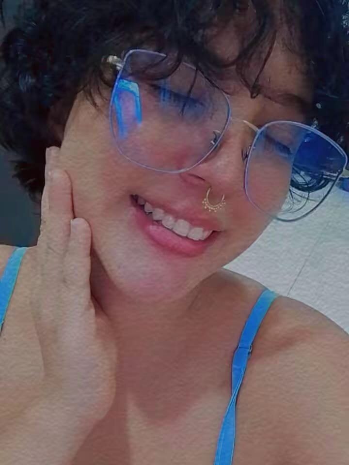 mega-camsex.com ari_thompson livesex profile in brown-hair cams