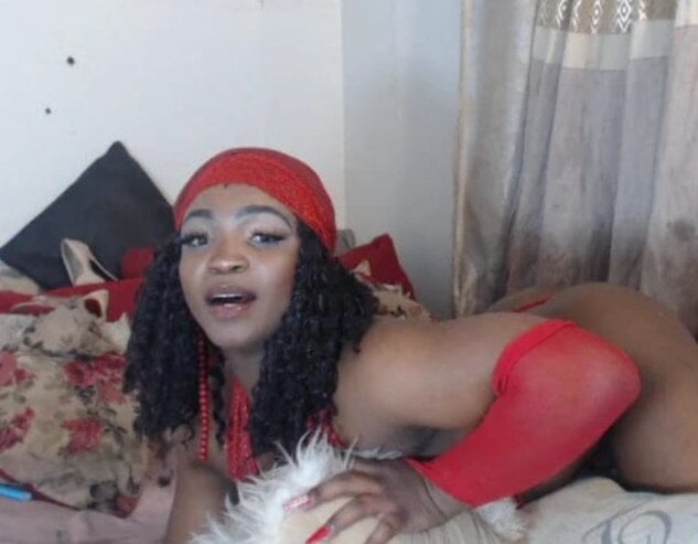 Royalqueen4 live cam model at StripChat