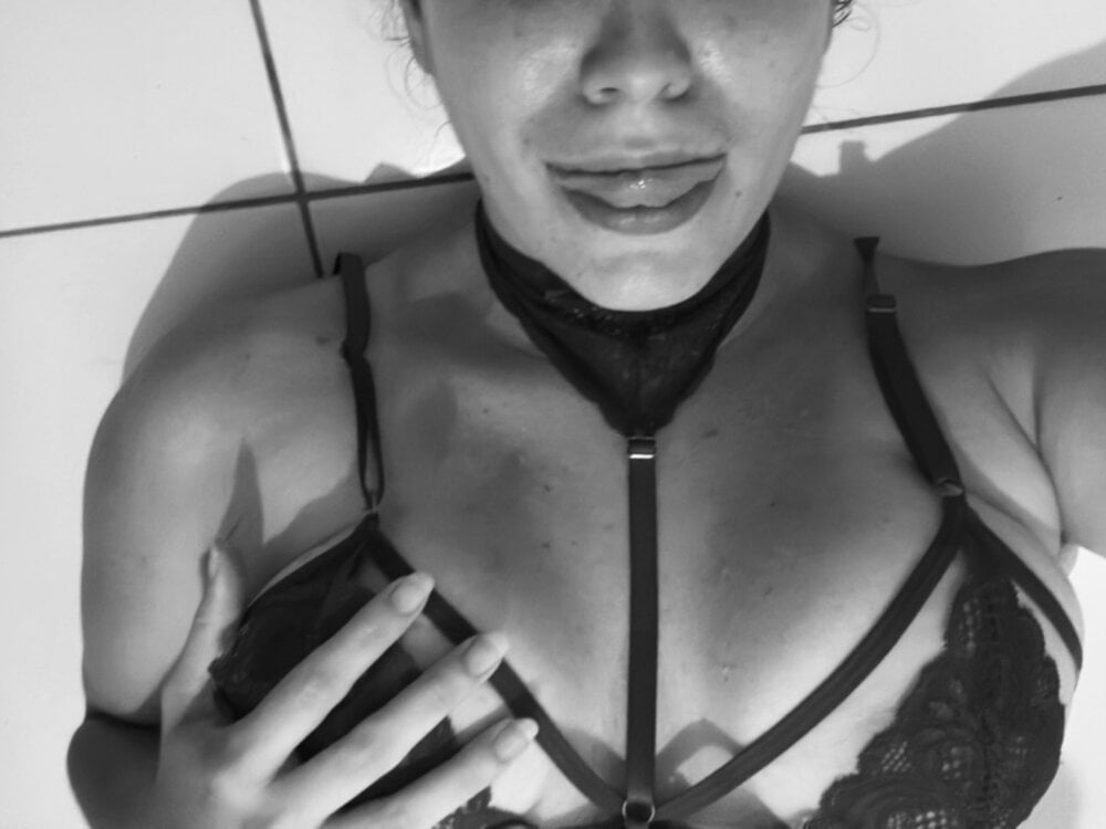 putasubmissaagora live cam model at StripChat
