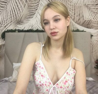 Emily_Yummy - topless