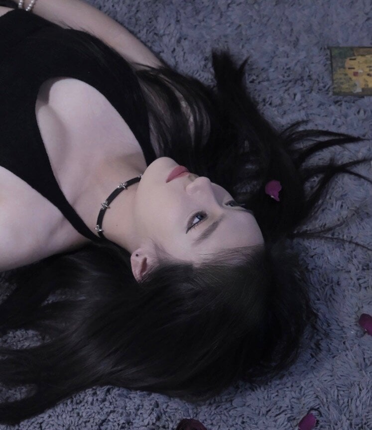 Allyah_Sky live cam model at StripChat