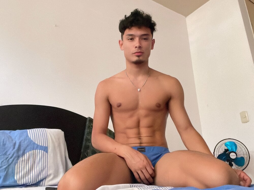oliver_latinhotboy from stripchat