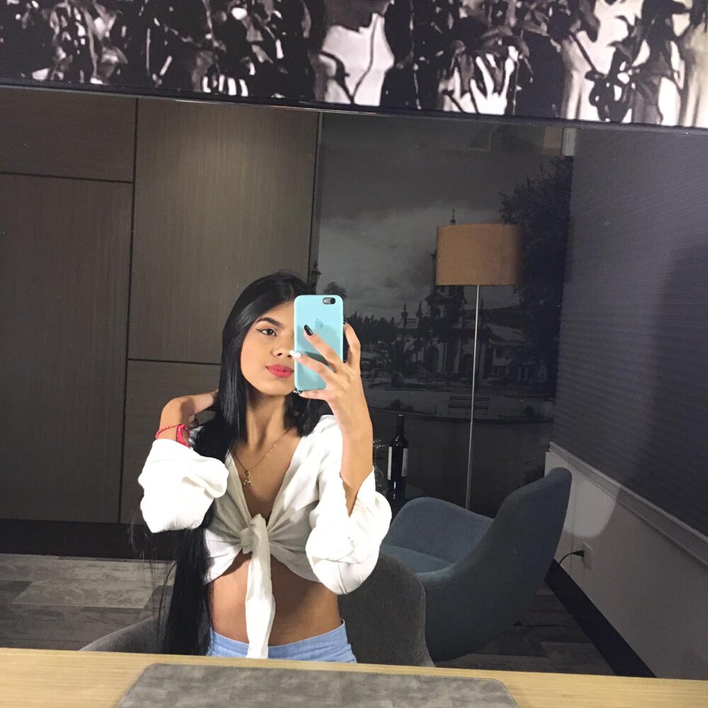 Live sex webcam photo for Isa_little4u #289962026