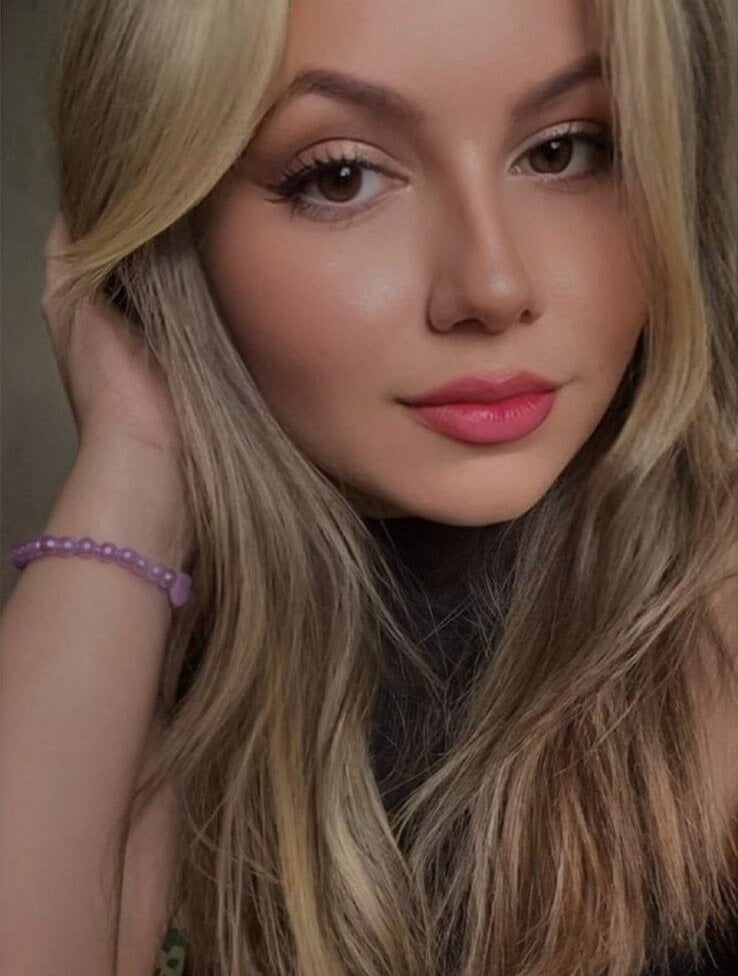 livesexr.com angel_hox livesex profile in ask-me-i-might-tell cams