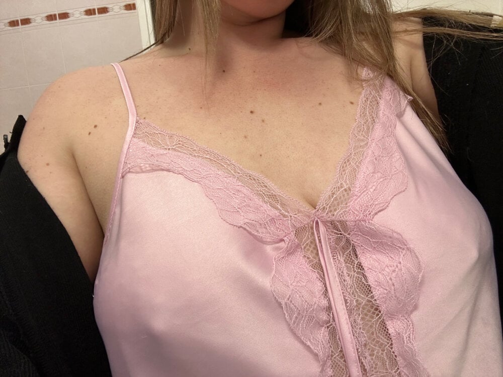 whitequeen_xxx from stripchat