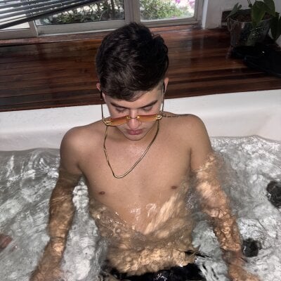 Sweet_Noah Male New Free Cam Striptease