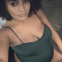 mesmerizingmia69's Offline Chat Room