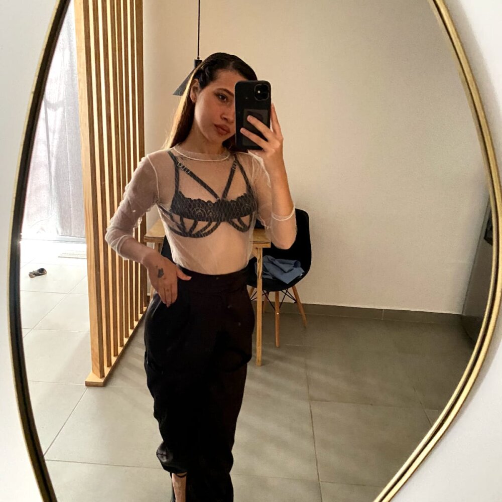 Live sex webcam photo for charlottelam2 #289954930