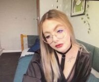 serena_blonde's Offline Chat Room