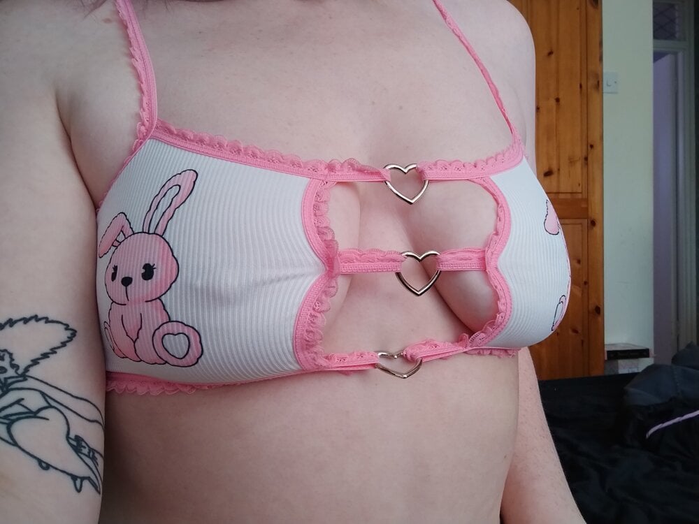 livesex.fan xemmaloux livesex profile in u-k cams