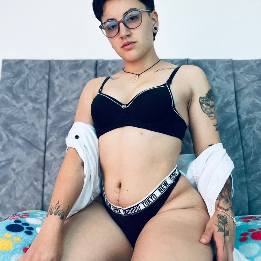 linda_33 live cam model at StripChat