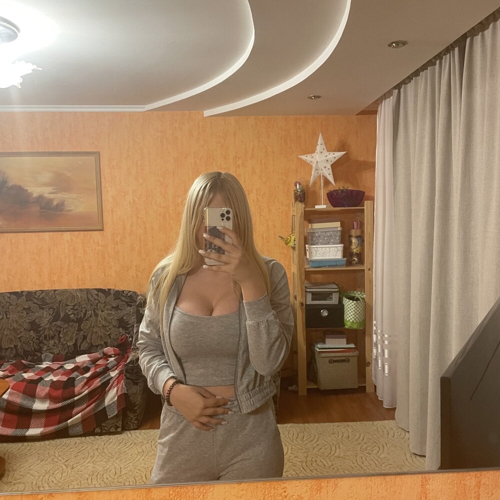 Victoria_ooo live cam model at StripChat