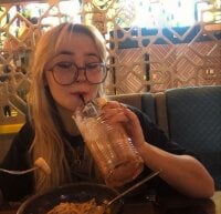 LauraWifeness's webcam live show