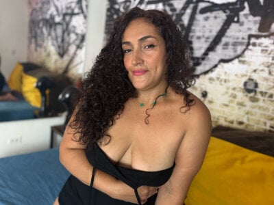 Cyla_curvy