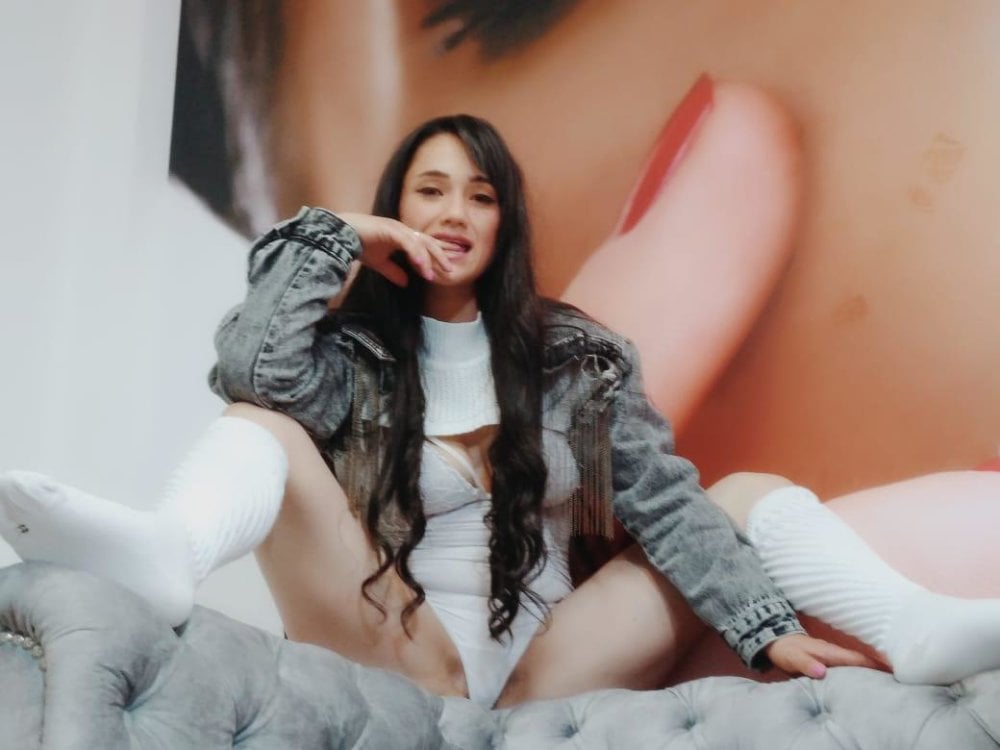 Live sex webcam photo for cami_suarez_ #289987187