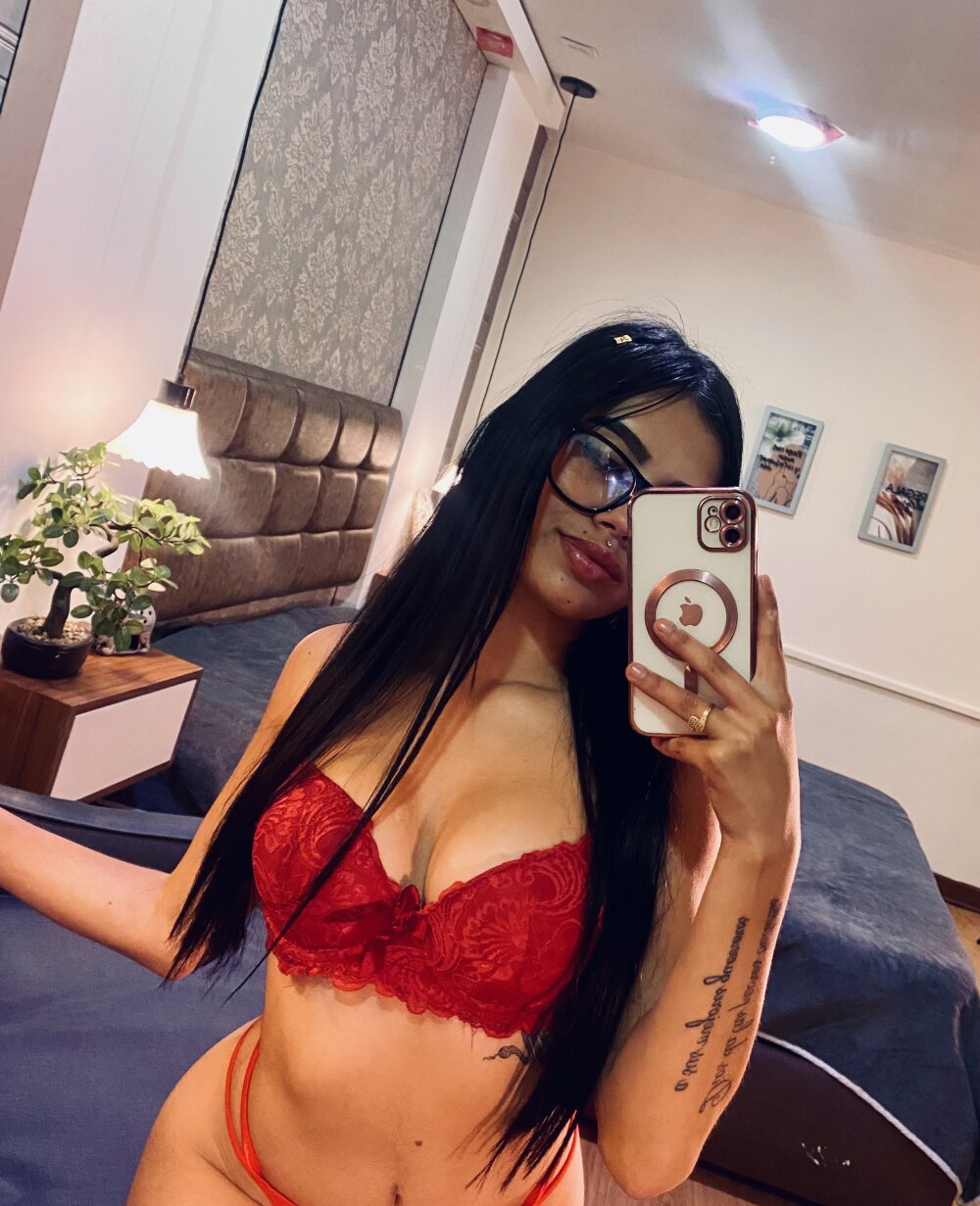 sexcam-girls.com aurora_hii livesex profile in in-a-pink-castle cams