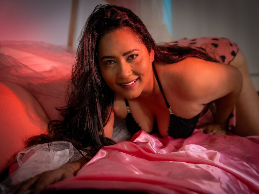 watchgirlcam.com guajiramia livesex profile in chamber-of-secrets cams