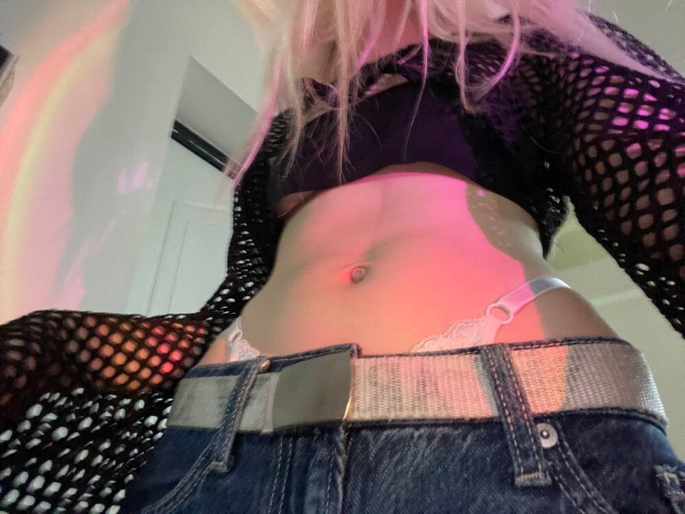 AlexisMonroe18 live cam model at StripChat