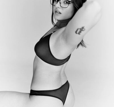 ThreeshaWhite on StripChat