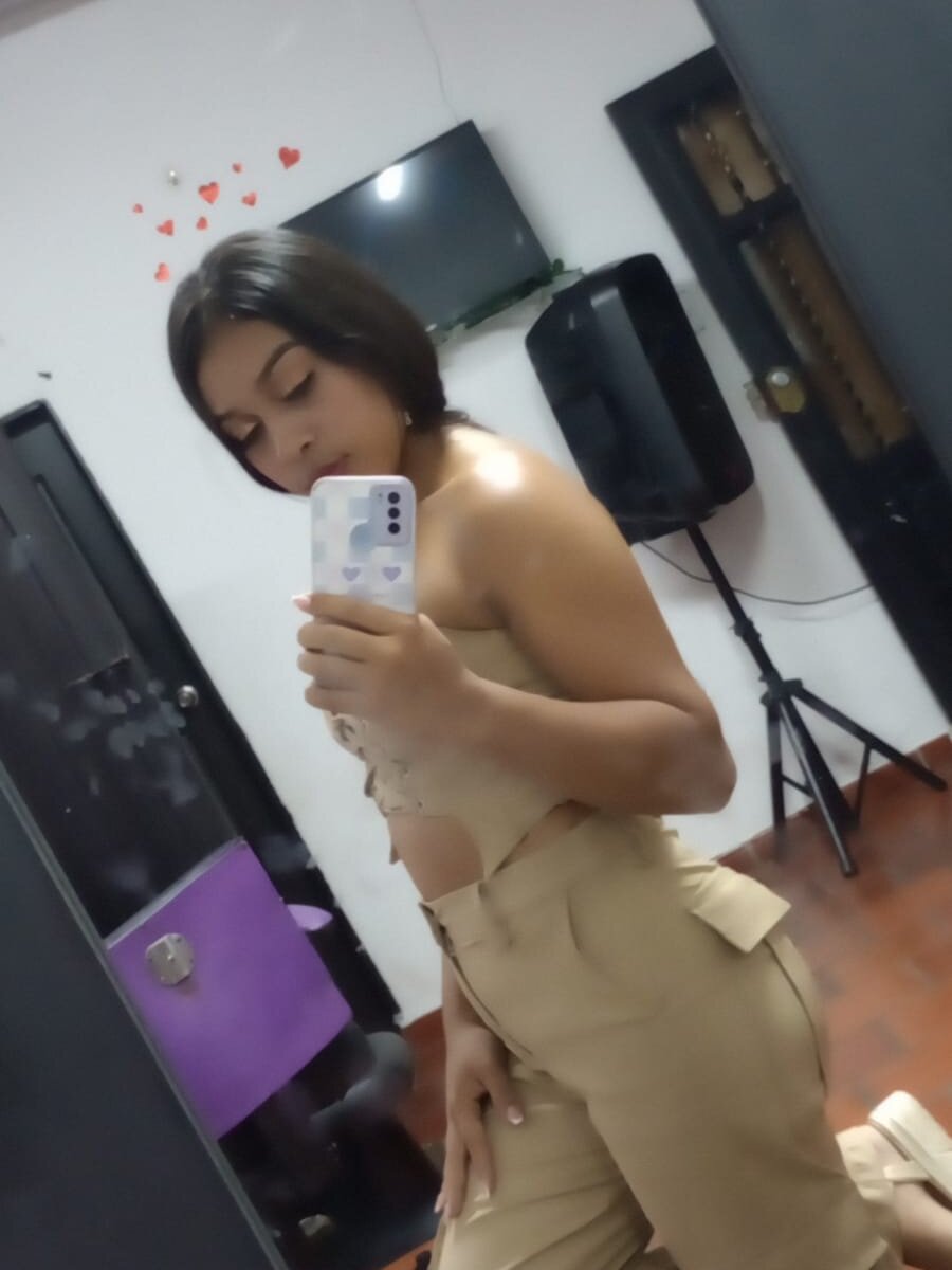 latina_squirt18's Offline Chat Room