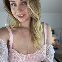 chilling_touch's Live Sex Cam Show