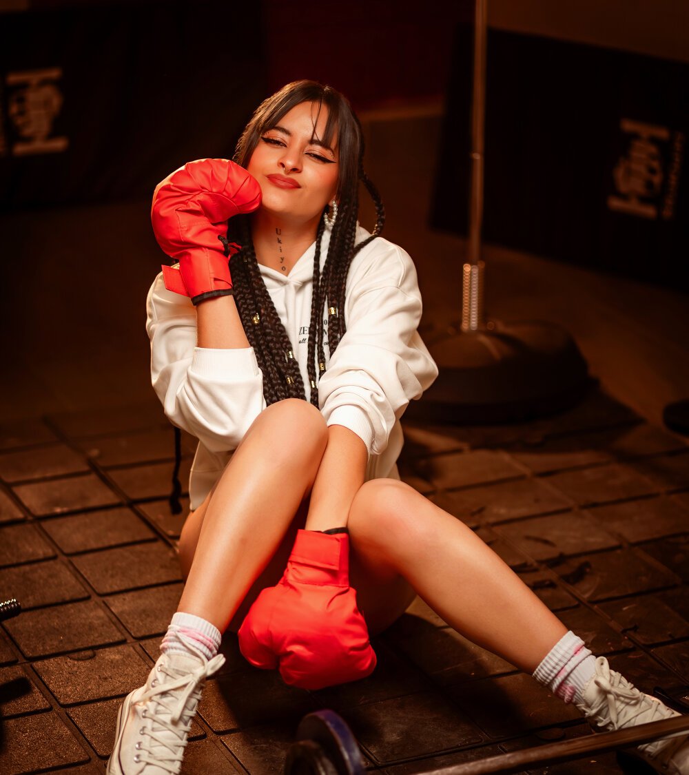 mega-camsex.com _victoria_foxx livesex profile in trimmed cams