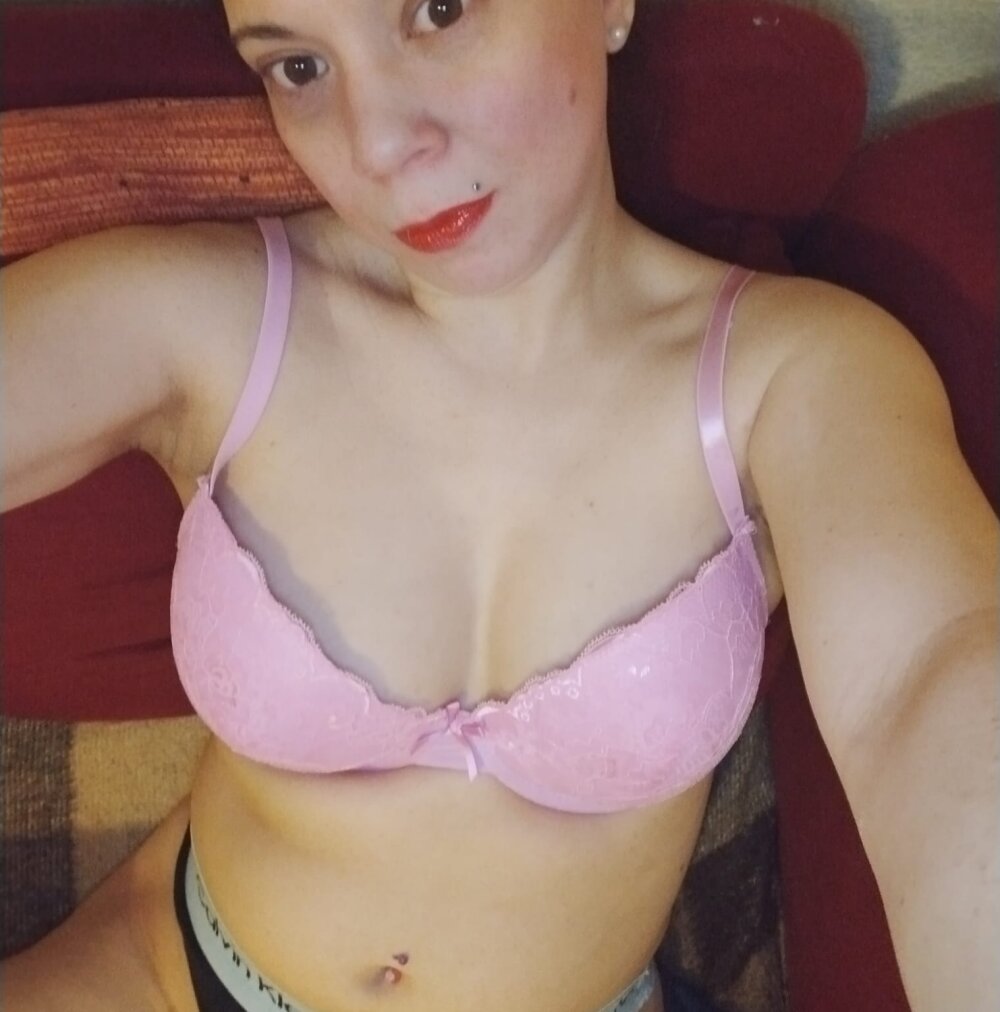 Live sex webcam photo for HotBluemchen1 #289946501