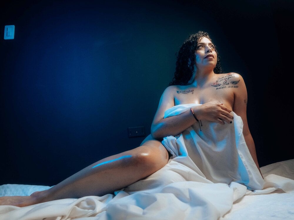 stripchat alissalust69 webcam profile pic via livestrip-joy.com