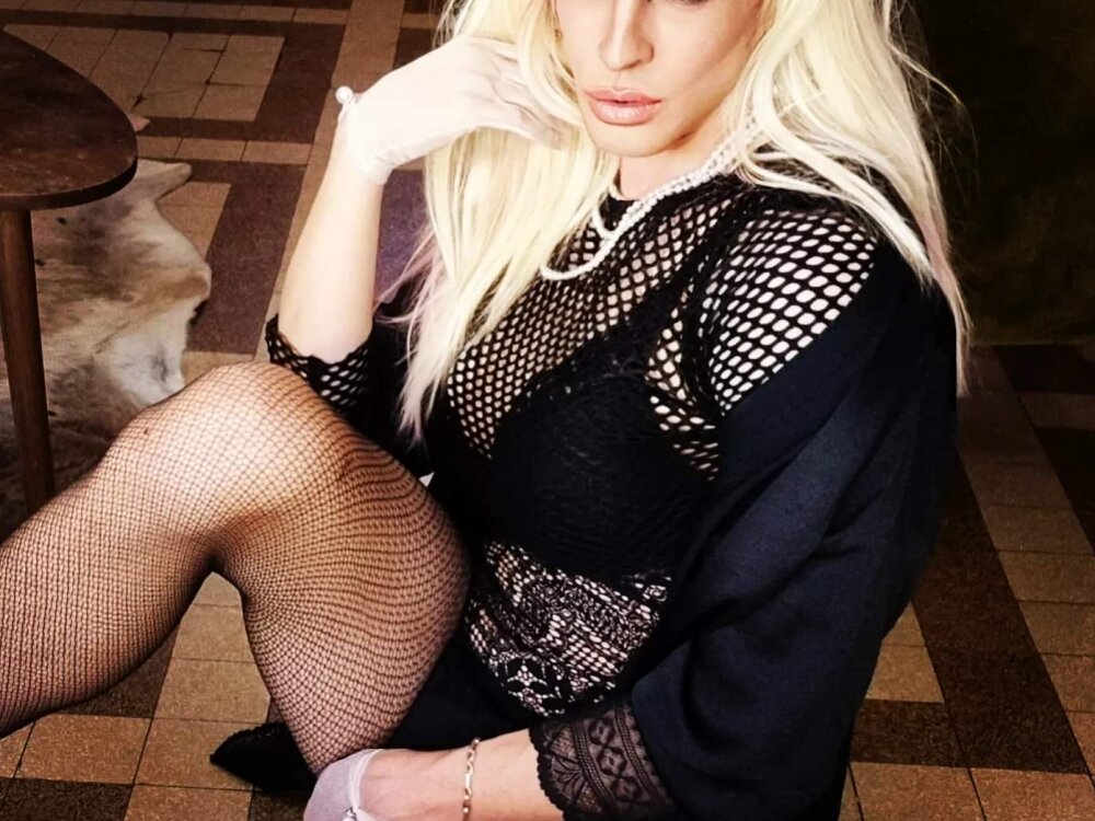 Live sex webcam photo for Azurea69 #290041660