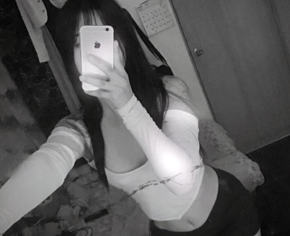 free6cams.com mia_clark18 livesex profile in i-trust-only-you-tip-me-87-tokens-and-i-say-you cams